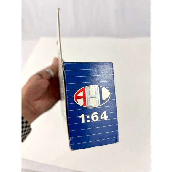 AHL American Highway Legends 1:64 Indian Motorcycles GMC T-70 Delivery Truck - Picture 5 of 7